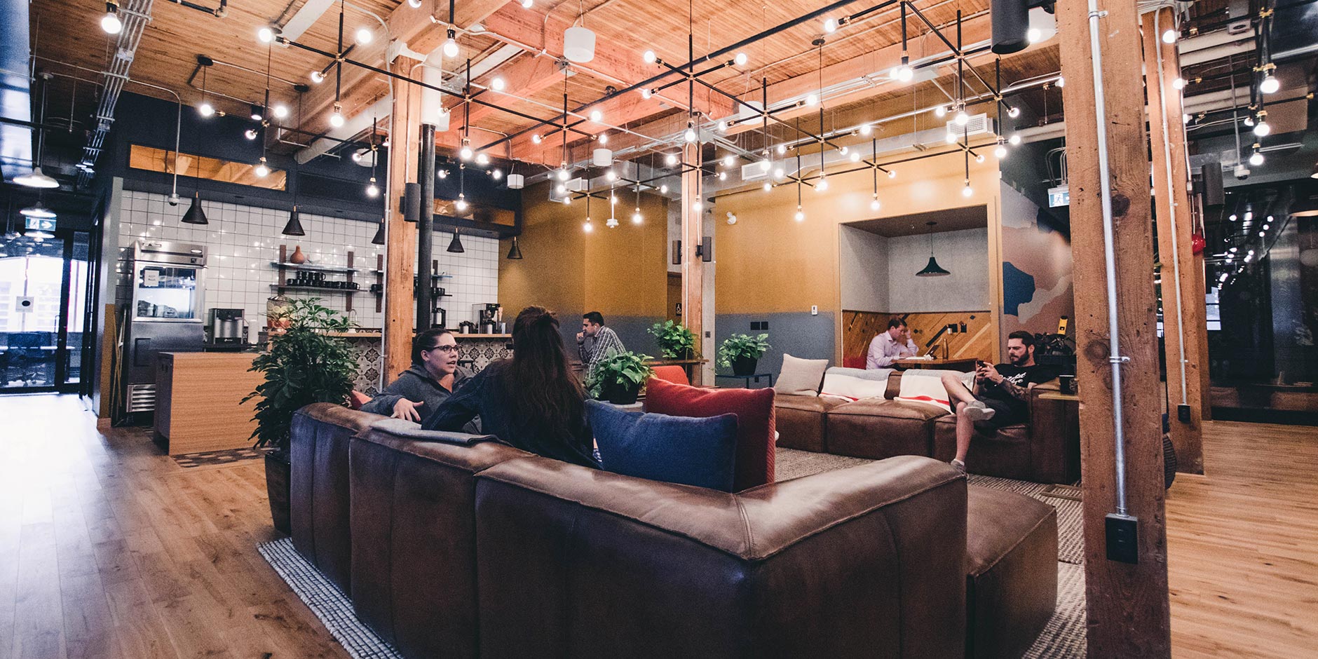 Office space © Eloise Ambursley (Unsplash @e_ambursley)